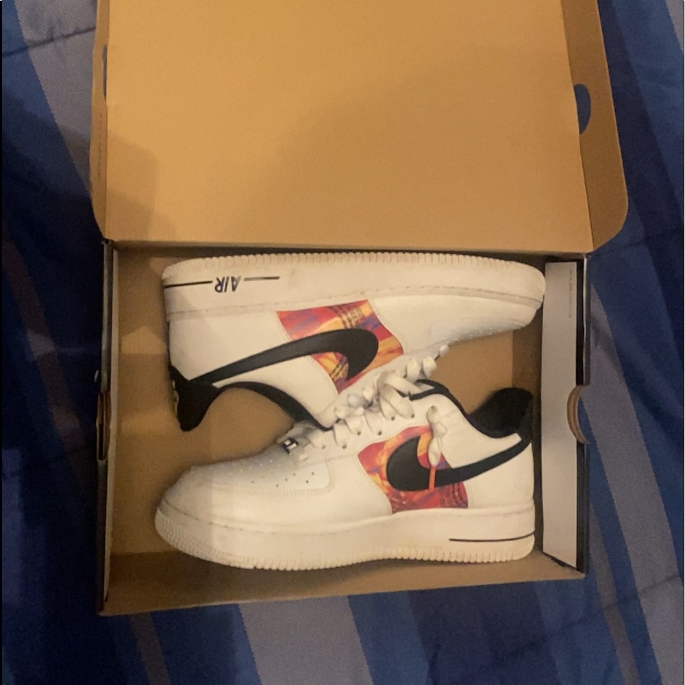 “WHITE/BLACK-MULTI-COLOR
BLANC/COULEUR MULTIPLE/NOIR”.